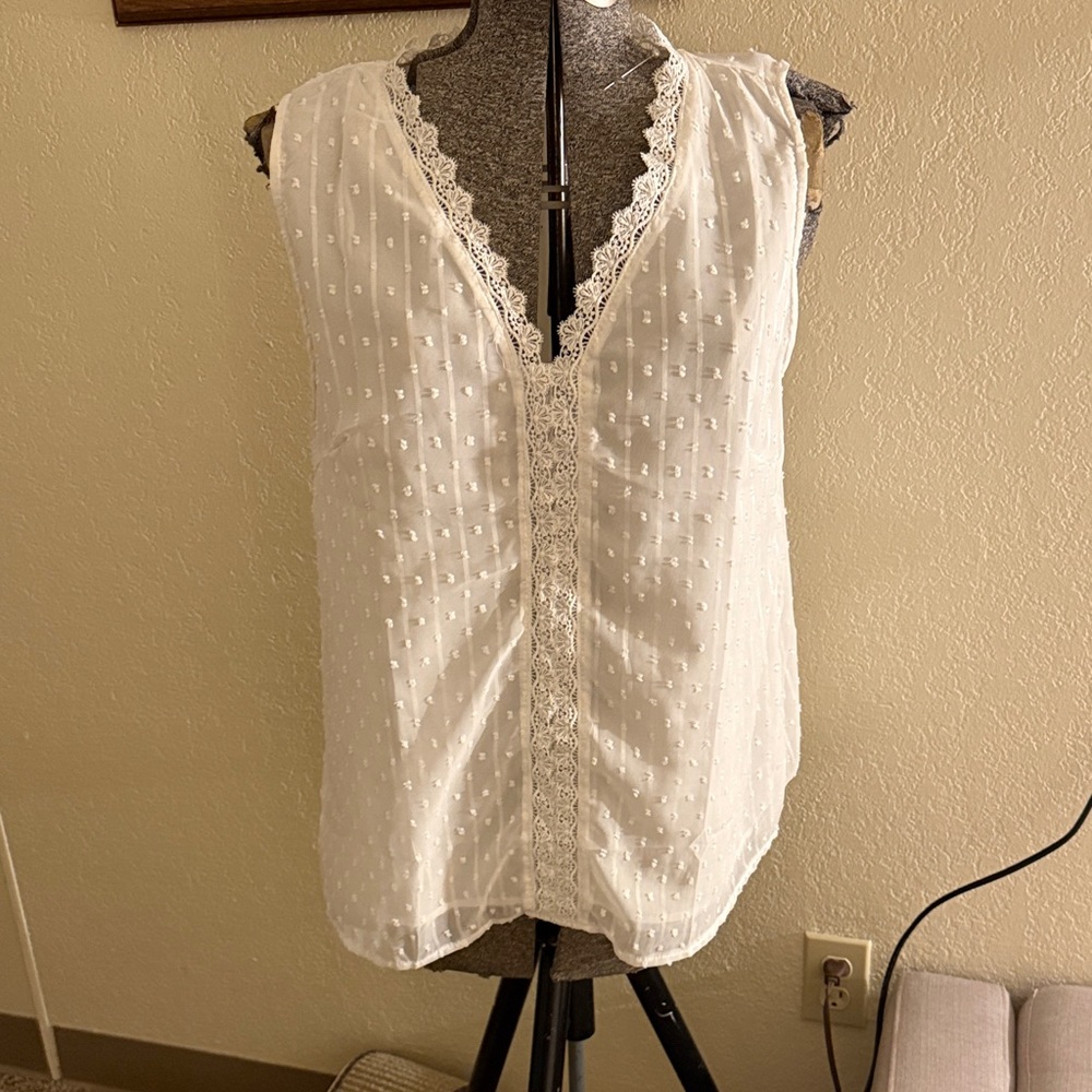 Elegant White Lace Sleeveless Top